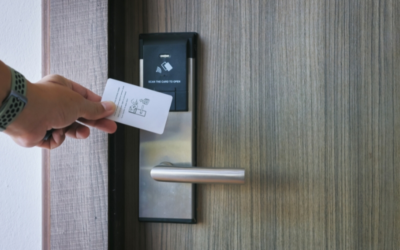 Cách sử dụng khóa cửa điện tử thẻ tử