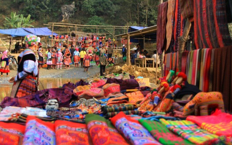 Chợ phiên trên đỉnh đèo